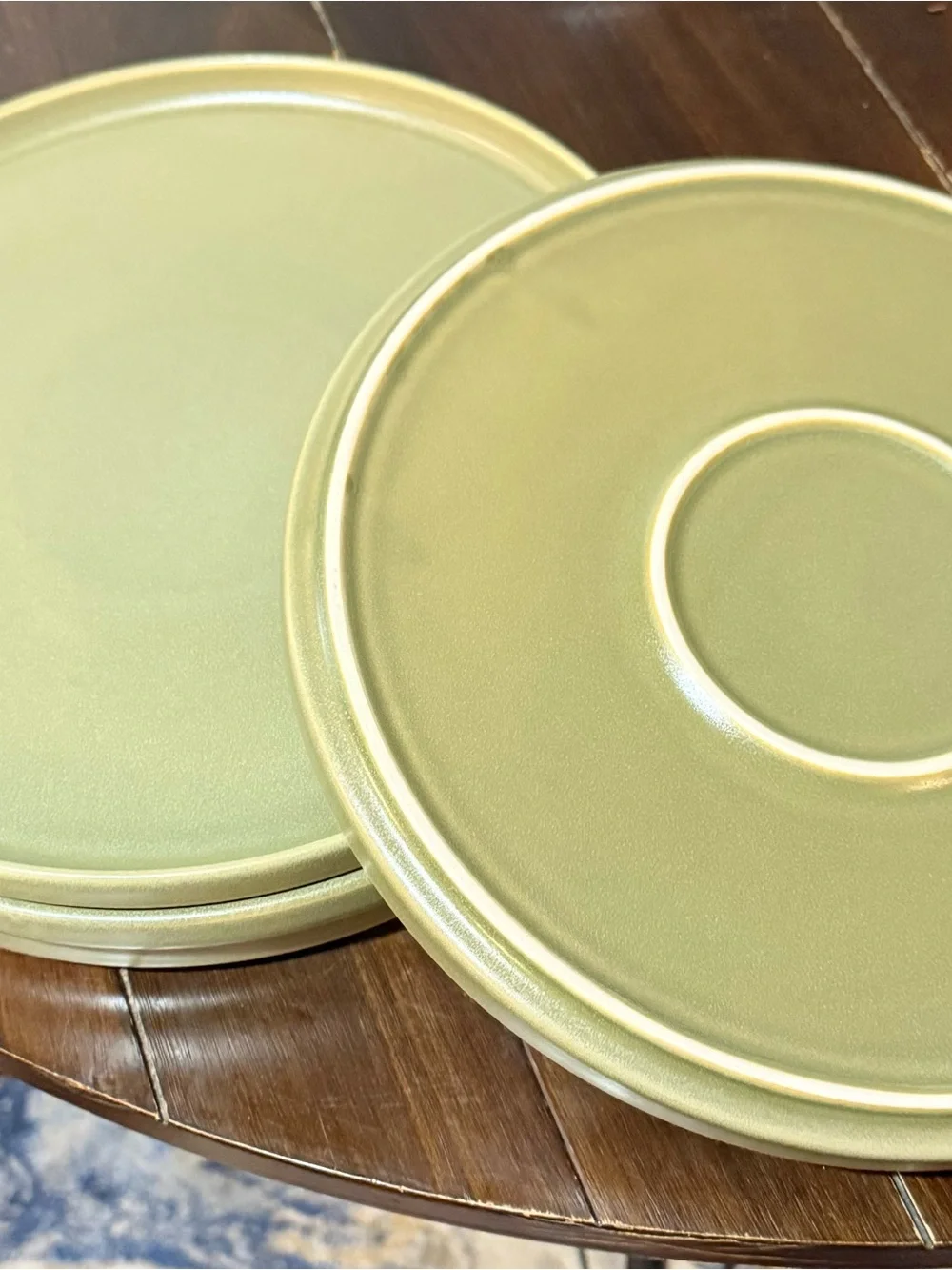 Green Ceramic Dinner Plate - Minimal Modern Design, very good condition